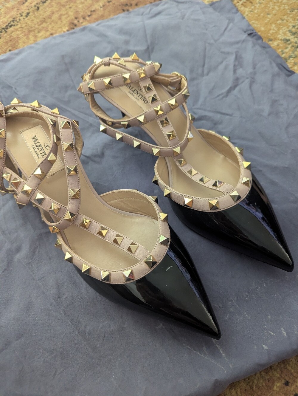 Valentino Garavani Rockstud Patent Pointed Pumps in Black with Nude